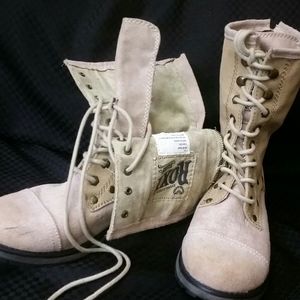 Roxy canvas boots